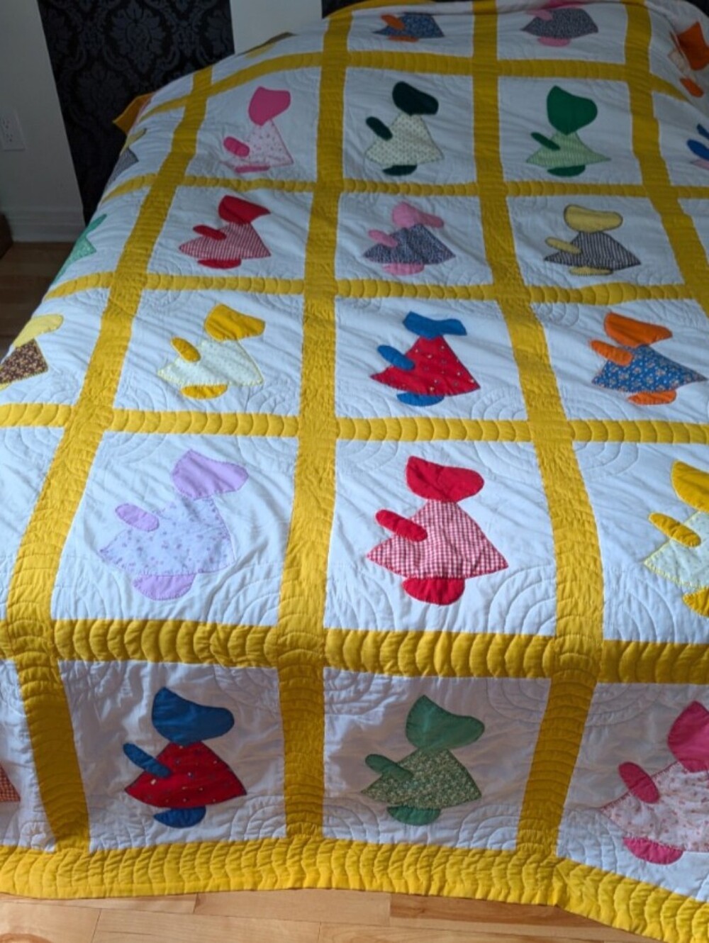 VINTAGE Handmade Sue Bonnet Quilt Yellow White Lavender Accents Size Queen